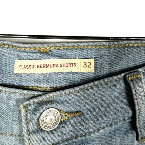Levi's Classic Bermuda Casual Modest Shorts Jorts, Light Wash, Size 32W - Picture 4 of 10